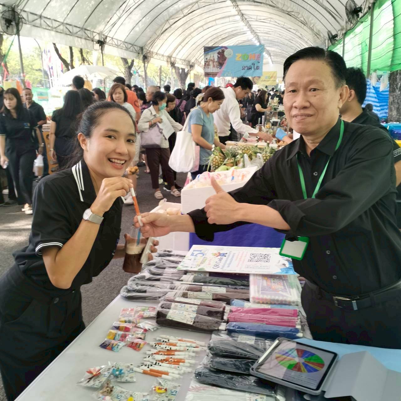 title - คณะทำงานฝ่ายติดตามประเมินผลการจัดงาน วันคล้ายวันสถาปนาสำนักงานการปฏิรูปที่ดินเพื่อเกษตรกรรม (ส.ป.ก.) ครบรอบ 51 ปี เปิดตั้งจุดให้ผู้ร่วมงานได้ร่วมสนุก เล่นเกมส์ และตอบแบบประเมินผลการจัดงาน ผ่านระบบออนไลน์